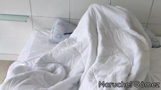 Мачеха трахает своего пасынка, пока папа в ванной порно